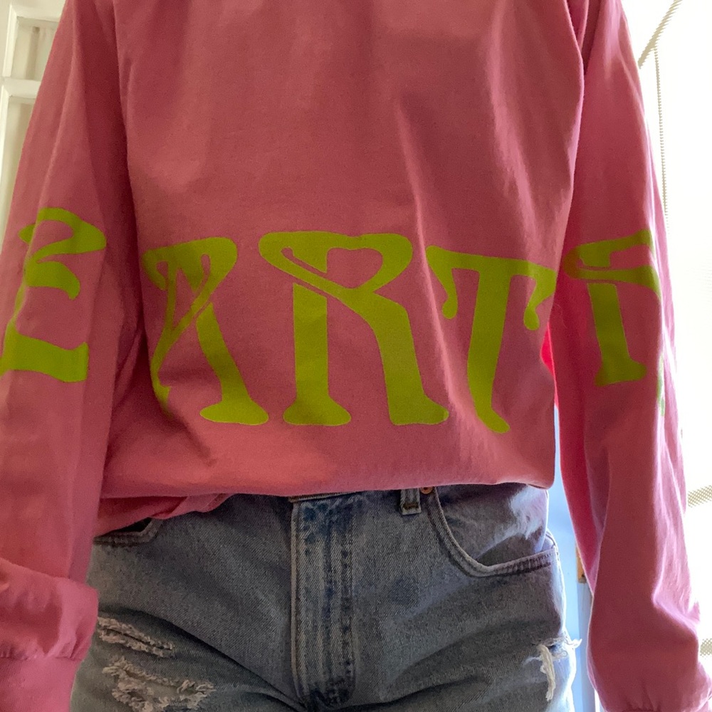 UO “EARTH” Long Sleeved Tee Pink and Lime